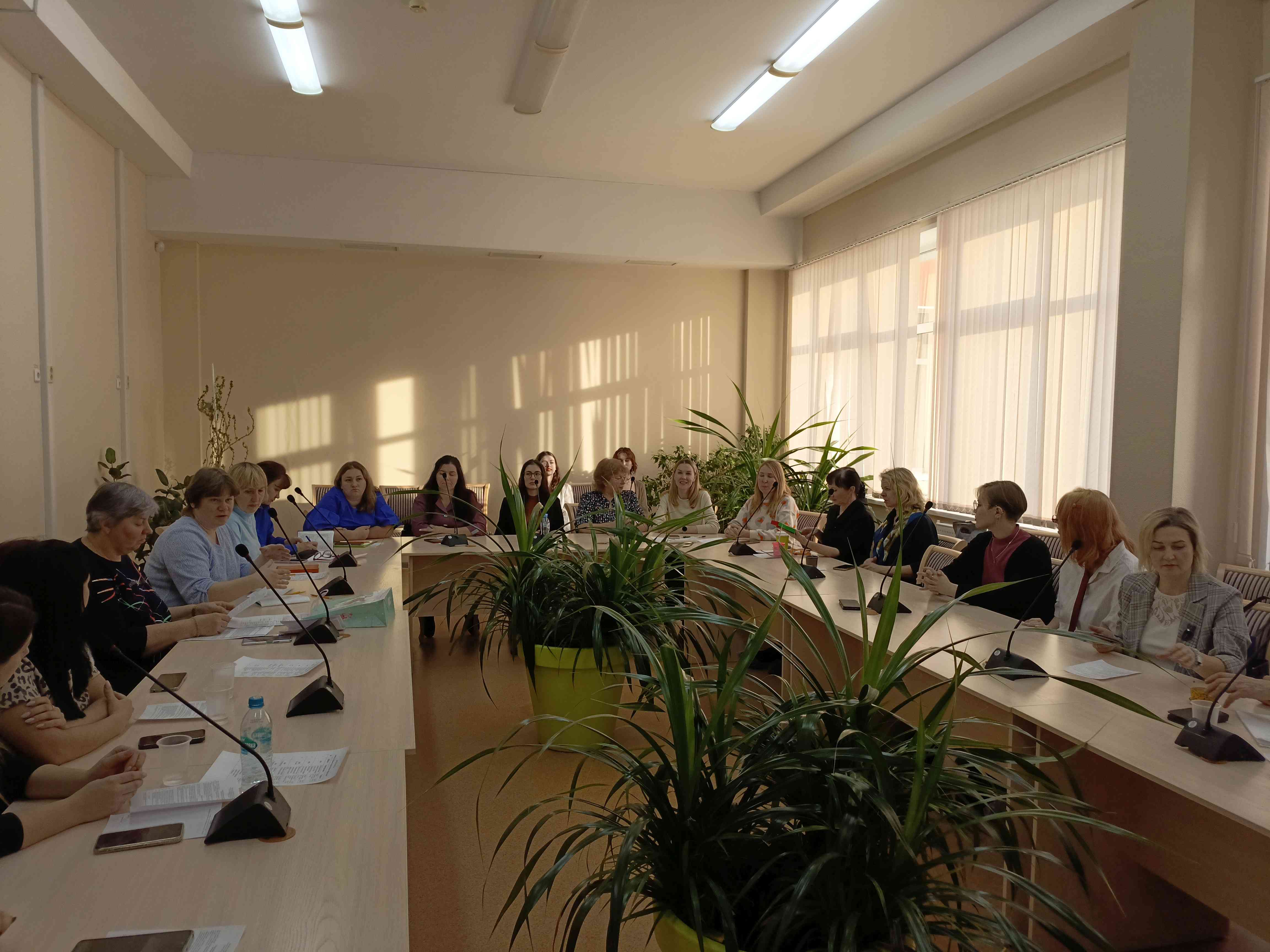 Педагоги декоративно-прикладного творчества представили опыт работы на семинаре и провели мастер-классы в школах - интернатах.